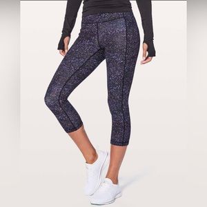 Lululemon Speed Up Crop 21"
Colour: Crystalline Multi Size: 4